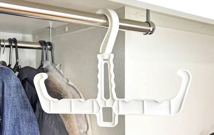 100均の『リュックハンガー』　じゃない使い方に「ストレスが減った」「部屋が広くなった気がする」