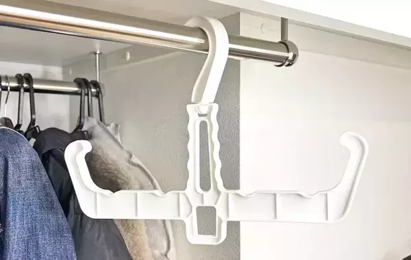 「100均の『リュックハンガー』　じゃない使い方に「ストレスが減った」「部屋が広くなった気がする」」の画像