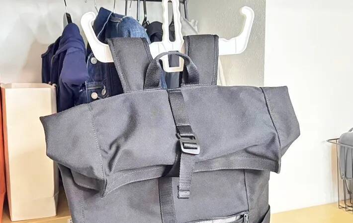 100均の『リュックハンガー』　じゃない使い方に「ストレスが減った」「部屋が広くなった気がする」