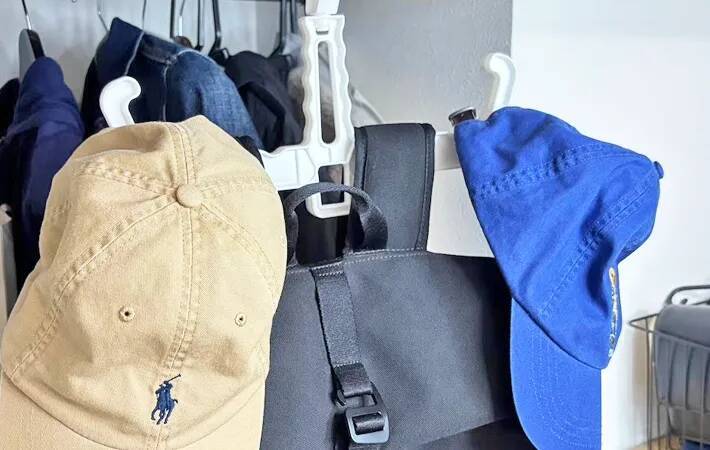 100均の『リュックハンガー』　じゃない使い方に「ストレスが減った」「部屋が広くなった気がする」
