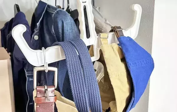 「100均の『リュックハンガー』　じゃない使い方に「ストレスが減った」「部屋が広くなった気がする」」の画像