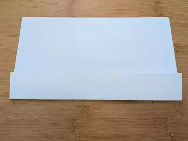 A4用紙を2枚折るだけ！　キッチン収納の裏技に「賢い」「万能すぎた」