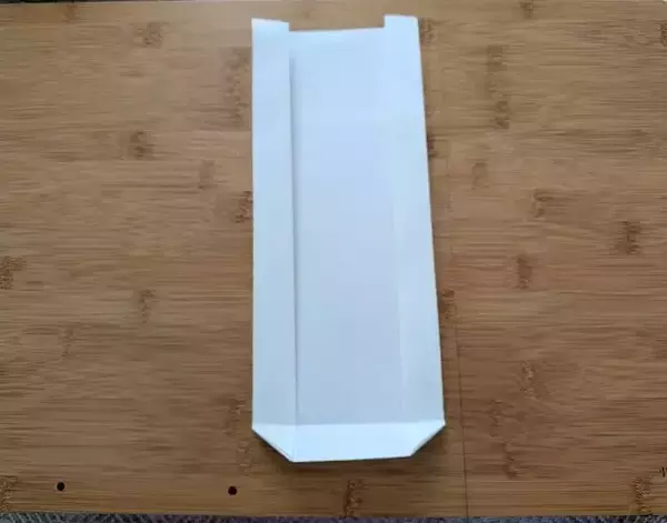 「A4用紙を2枚折るだけ！　キッチン収納の裏技に「賢い」「万能すぎた」」の画像