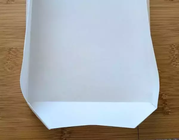 「A4用紙を2枚折るだけ！　キッチン収納の裏技に「賢い」「万能すぎた」」の画像