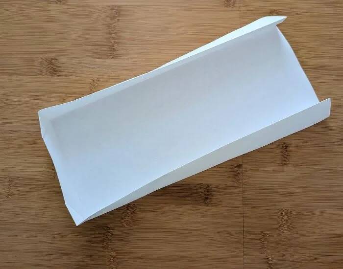 A4用紙を2枚折るだけ！　キッチン収納の裏技に「賢い」「万能すぎた」