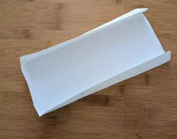 「A4用紙を2枚折るだけ！　キッチン収納の裏技に「賢い」「万能すぎた」」の画像