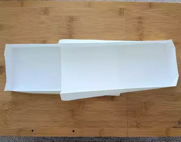 「A4用紙を2枚折るだけ！　キッチン収納の裏技に「賢い」「万能すぎた」」の画像