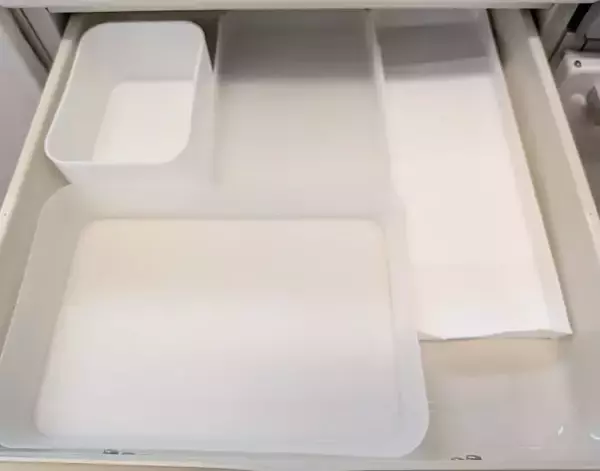 「A4用紙を2枚折るだけ！　キッチン収納の裏技に「賢い」「万能すぎた」」の画像