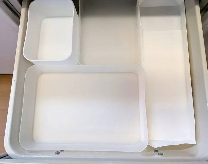 A4用紙を2枚折るだけ！　キッチン収納の裏技に「賢い」「万能すぎた」