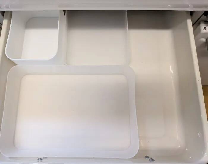 A4用紙を2枚折るだけ！　キッチン収納の裏技に「賢い」「万能すぎた」