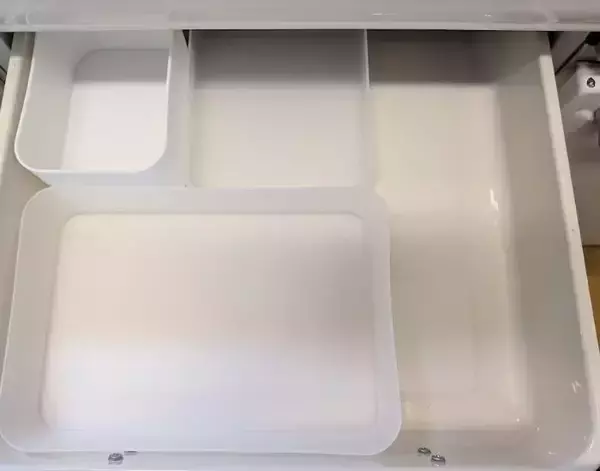 「A4用紙を2枚折るだけ！　キッチン収納の裏技に「賢い」「万能すぎた」」の画像