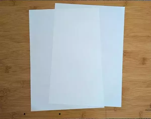 「A4用紙を2枚折るだけ！　キッチン収納の裏技に「賢い」「万能すぎた」」の画像