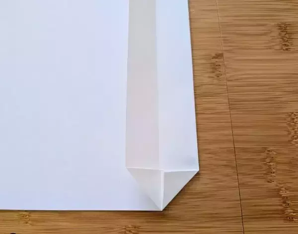 「A4用紙を2枚折るだけ！　キッチン収納の裏技に「賢い」「万能すぎた」」の画像