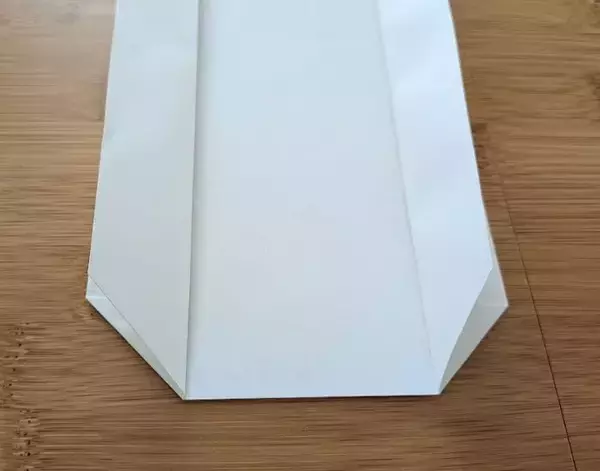 「A4用紙を2枚折るだけ！　キッチン収納の裏技に「賢い」「万能すぎた」」の画像