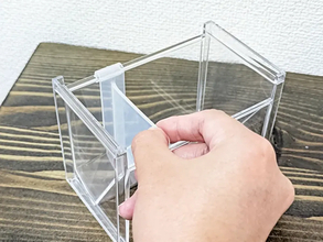 110円の『洗面鏡ナナメスタンド』が家中で活躍！　机に置いたら「取りやすい！」【DAISO】