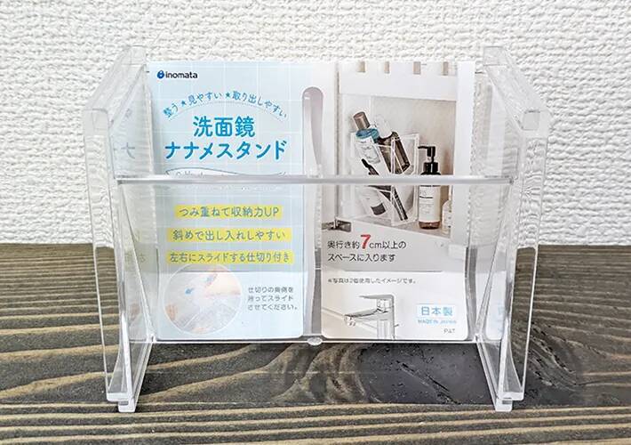 110円の『洗面鏡ナナメスタンド』が家中で活躍！　机に置いたら「取りやすい！」【DAISO】