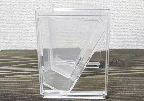 「110円の『洗面鏡ナナメスタンド』が家中で活躍！　机に置いたら「取りやすい！」【DAISO】」の画像