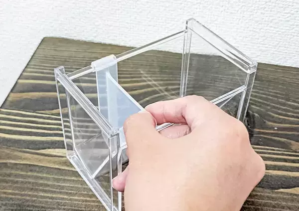「110円の『洗面鏡ナナメスタンド』が家中で活躍！　机に置いたら「取りやすい！」【DAISO】」の画像