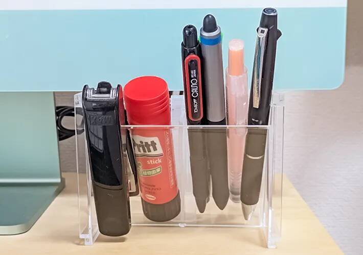 110円の『洗面鏡ナナメスタンド』が家中で活躍！　机に置いたら「取りやすい！」【DAISO】
