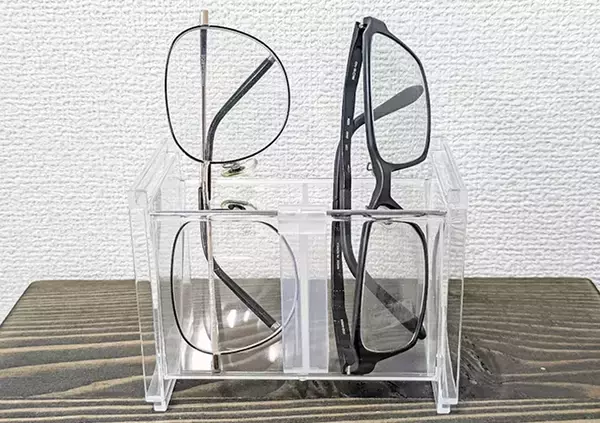 「110円の『洗面鏡ナナメスタンド』が家中で活躍！　机に置いたら「取りやすい！」【DAISO】」の画像