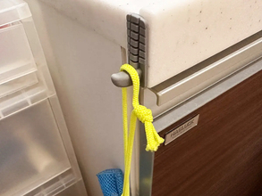 キャリーバッグをもっと快適にする秘密兵器　スリコのシリコーンフックで「荷物がかけられる」「使い勝手がよくなった」