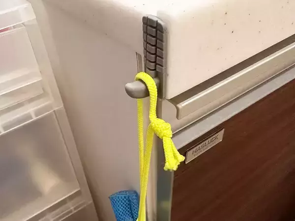 キャリーバッグをもっと快適にする秘密兵器　スリコのシリコーンフックで「荷物がかけられる」「使い勝手がよくなった」