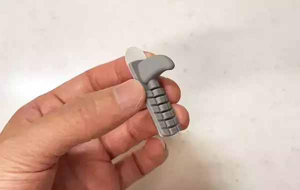 「キャリーバッグをもっと快適にする秘密兵器　スリコのシリコーンフックで「荷物がかけられる」「使い勝手がよくなった」」の画像