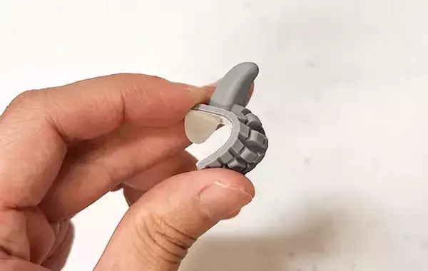 「キャリーバッグをもっと快適にする秘密兵器　スリコのシリコーンフックで「荷物がかけられる」「使い勝手がよくなった」」の画像