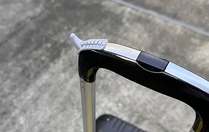 キャリーバッグをもっと快適にする秘密兵器　スリコのシリコーンフックで「荷物がかけられる」「使い勝手がよくなった」