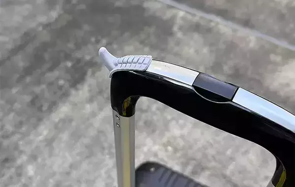 「キャリーバッグをもっと快適にする秘密兵器　スリコのシリコーンフックで「荷物がかけられる」「使い勝手がよくなった」」の画像