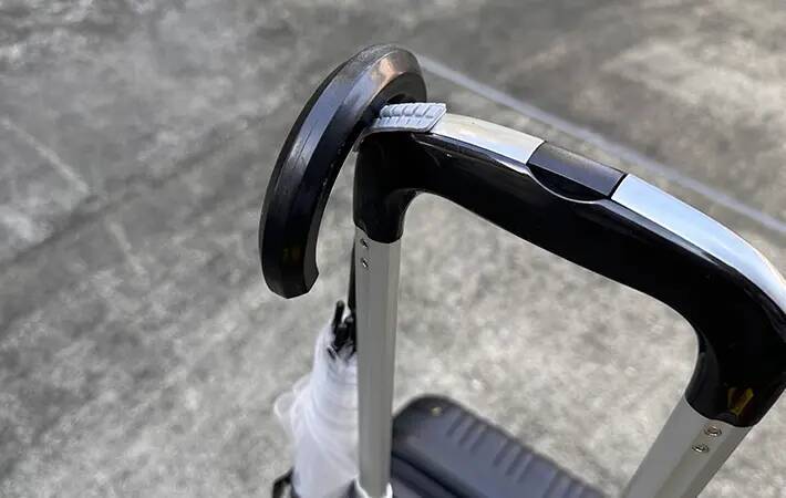 キャリーバッグをもっと快適にする秘密兵器　スリコのシリコーンフックで「荷物がかけられる」「使い勝手がよくなった」