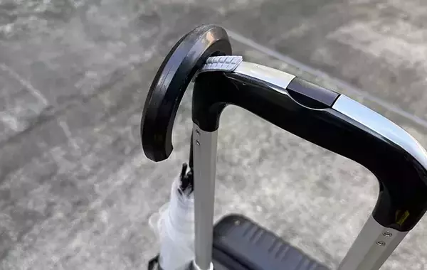 「キャリーバッグをもっと快適にする秘密兵器　スリコのシリコーンフックで「荷物がかけられる」「使い勝手がよくなった」」の画像