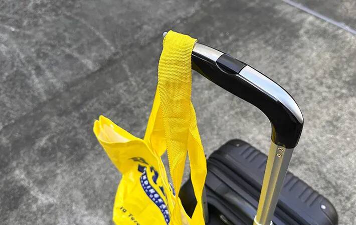 キャリーバッグをもっと快適にする秘密兵器　スリコのシリコーンフックで「荷物がかけられる」「使い勝手がよくなった」