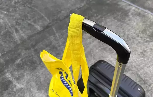 「キャリーバッグをもっと快適にする秘密兵器　スリコのシリコーンフックで「荷物がかけられる」「使い勝手がよくなった」」の画像