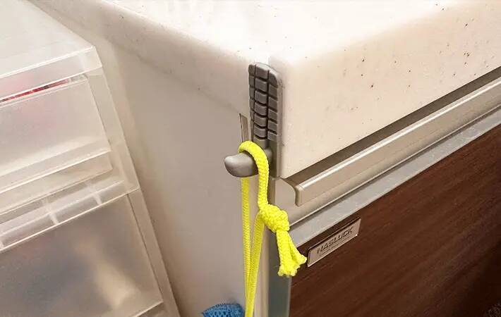 キャリーバッグをもっと快適にする秘密兵器　スリコのシリコーンフックで「荷物がかけられる」「使い勝手がよくなった」