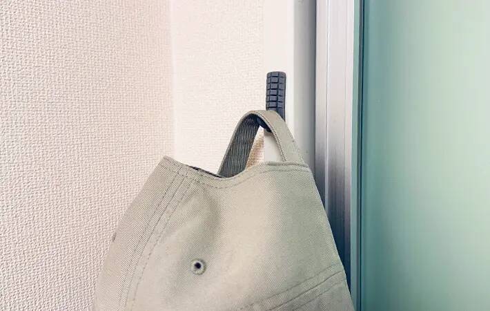 キャリーバッグをもっと快適にする秘密兵器　スリコのシリコーンフックで「荷物がかけられる」「使い勝手がよくなった」