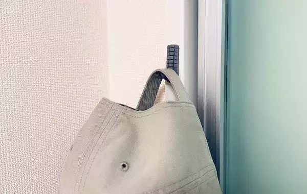 「キャリーバッグをもっと快適にする秘密兵器　スリコのシリコーンフックで「荷物がかけられる」「使い勝手がよくなった」」の画像
