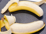 バナナはヘタから剥かないで！　反対側から剥いた結果に「食べやすい」「子供も喜ぶ！」