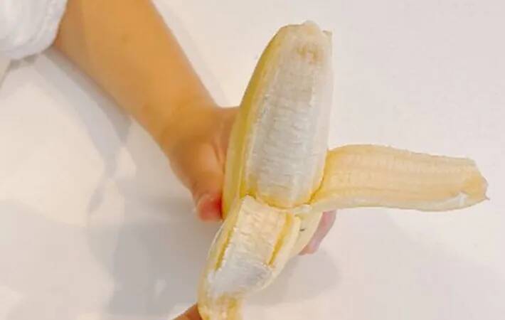バナナはヘタから剥かないで！　反対側から剥いた結果に「食べやすい」「子供も喜ぶ！」