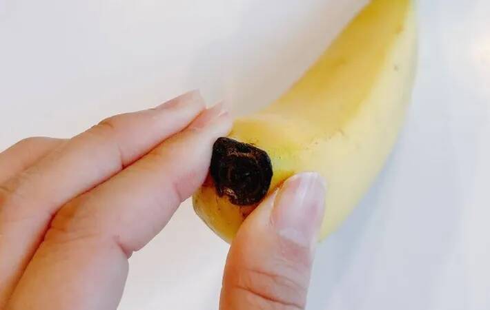 バナナはヘタから剥かないで！　反対側から剥いた結果に「食べやすい」「子供も喜ぶ！」