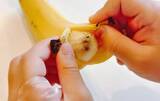 「バナナはヘタから剥かないで！　反対側から剥いた結果に「食べやすい」「子供も喜ぶ！」」の画像4