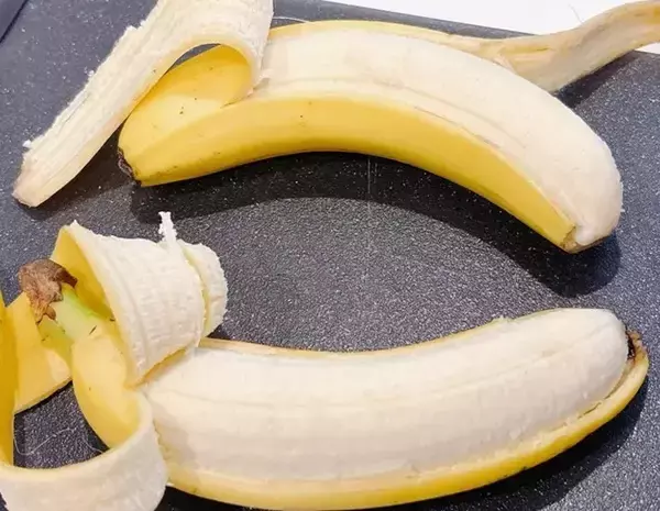 「バナナはヘタから剥かないで！　反対側から剥いた結果に「食べやすい」「子供も喜ぶ！」」の画像