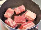 「豚肉に注いで煮込むだけ！　ホロホロ角煮を作る「意外な裏ワザ」に家族がザワついた」の画像1