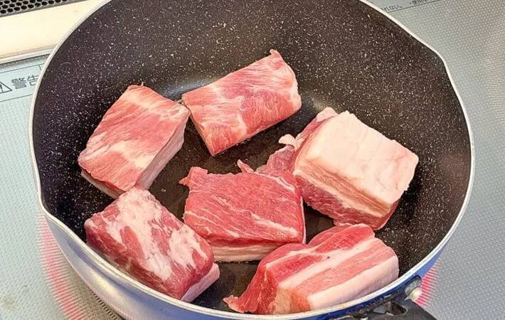 豚肉に注いで煮込むだけ！　ホロホロ角煮を作る「意外な裏ワザ」に家族がザワついた