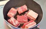 「豚肉に注いで煮込むだけ！　ホロホロ角煮を作る「意外な裏ワザ」に家族がザワついた」の画像3