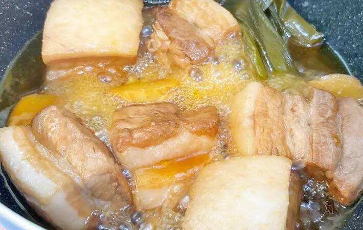 豚肉に注いで煮込むだけ！　ホロホロ角煮を作る「意外な裏ワザ」に家族がザワついた