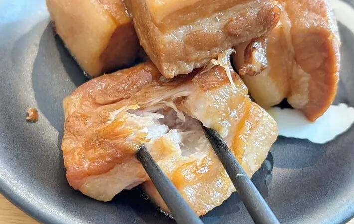 豚肉に注いで煮込むだけ！　ホロホロ角煮を作る「意外な裏ワザ」に家族がザワついた