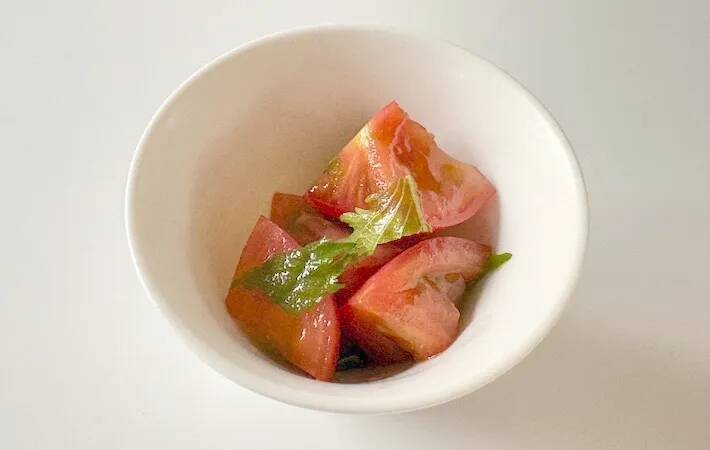 「大葉をちぎって加えて」　大量に作りたくなる『トマト』の簡単レシピ