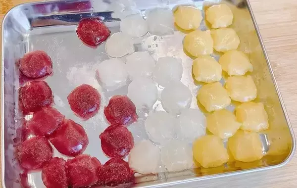 「「ドリンクに入れてもおいしい！」　製氷器で凍らせたものに「子供が取り合った！」【おやつレシピ】」の画像