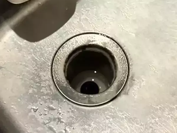 「重曹とクエン酸の2アイテムを活用！　こすらず15分でキッチンの悪臭を消す方法」の画像